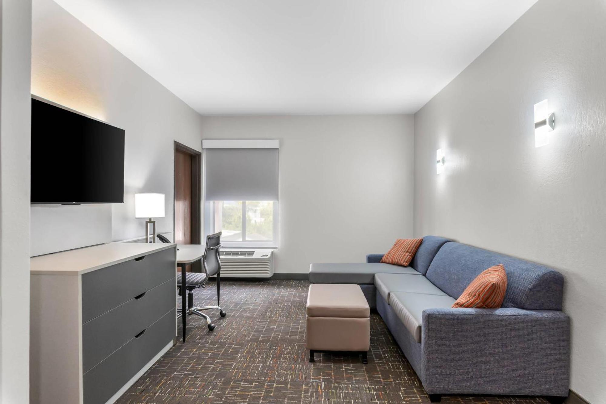 King Suite Living Room Sofabed